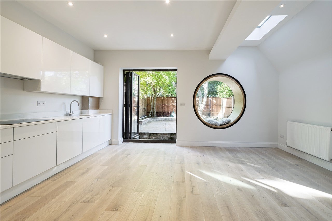 Flat Eynham Road in Greater London