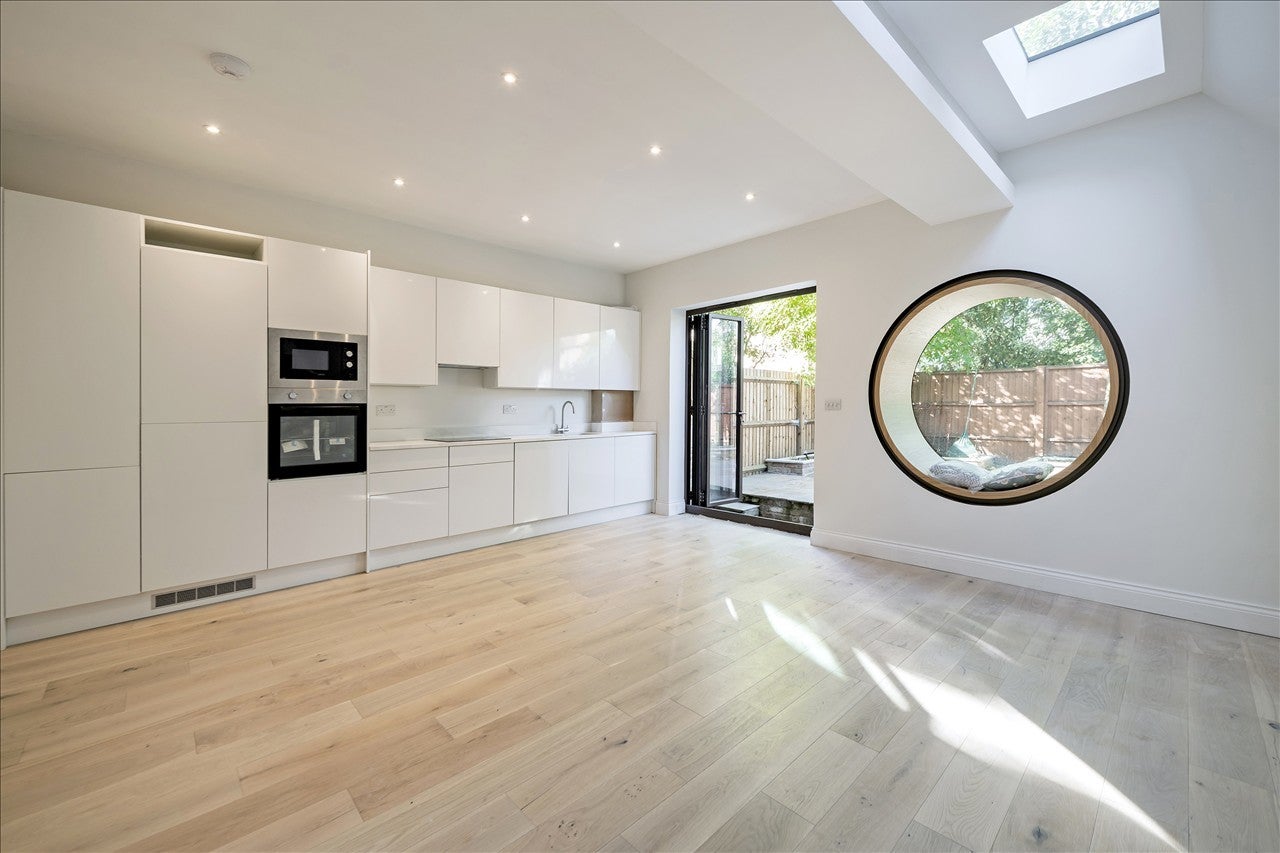 Flat Eynham Road in Greater London