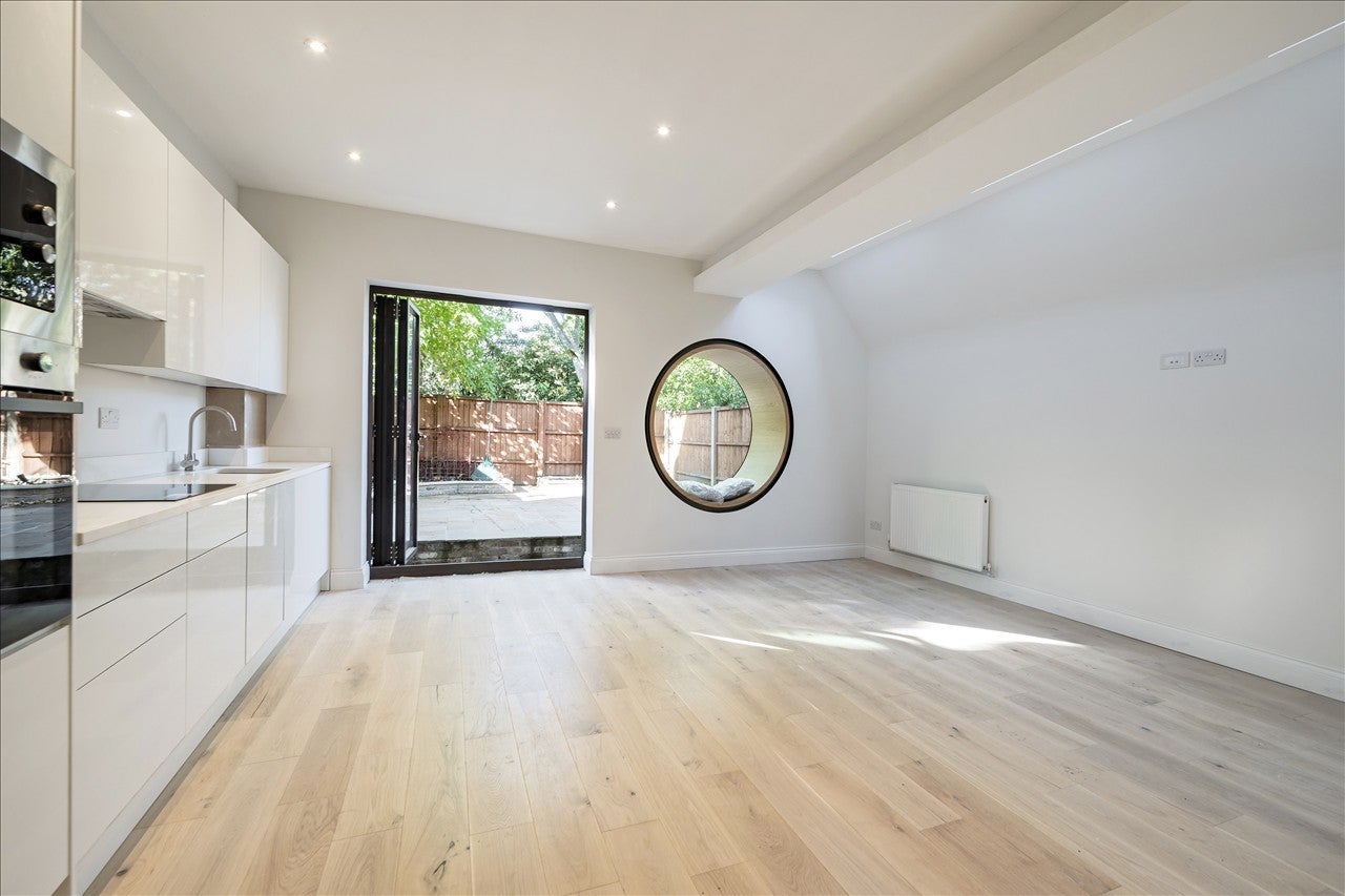 Flat Eynham Road in Greater London