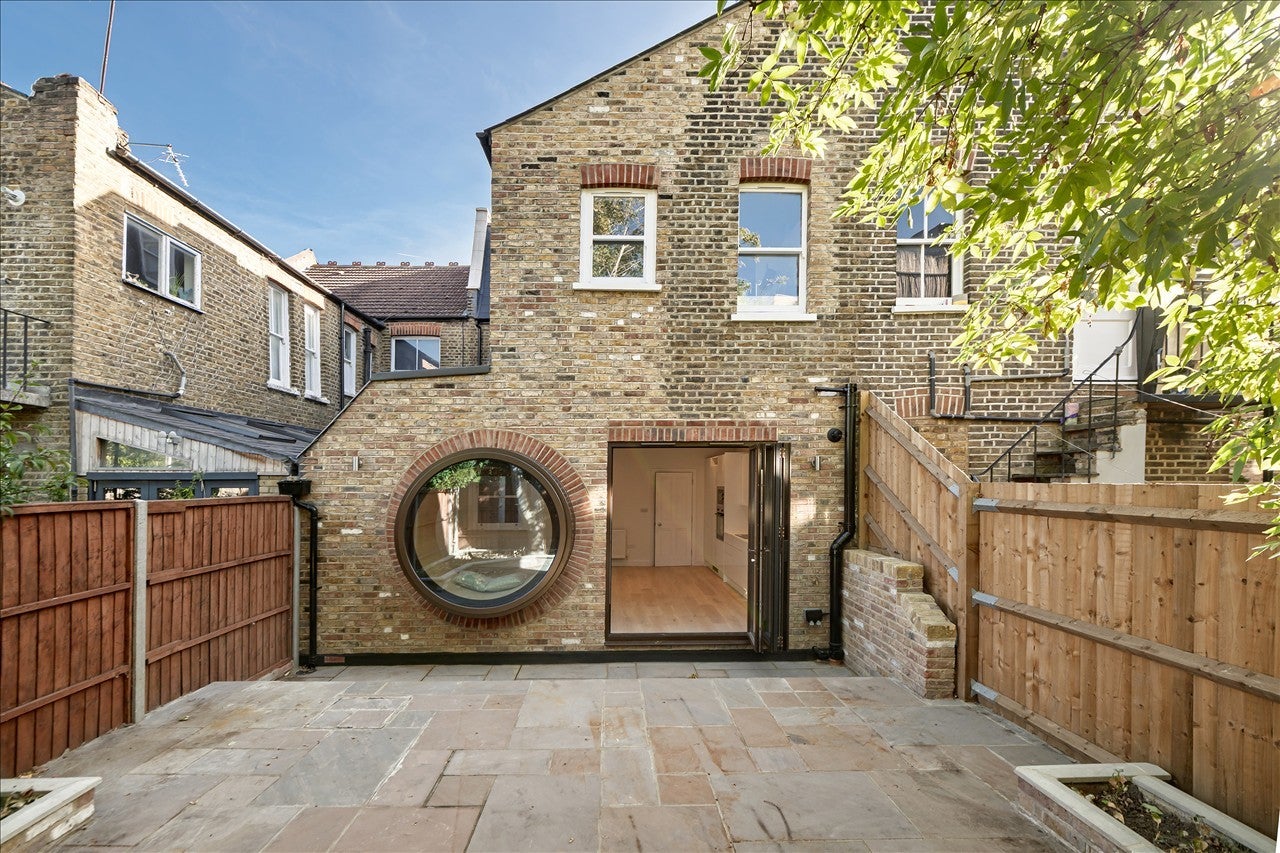 Flat Eynham Road in Greater London