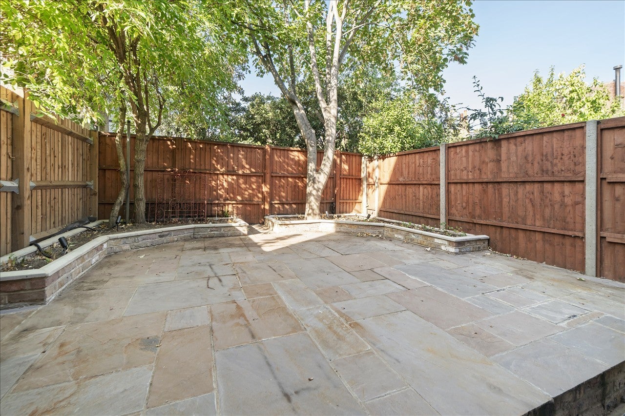 Flat Eynham Road in Greater London