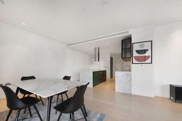 Flat Park Drive in Greater London