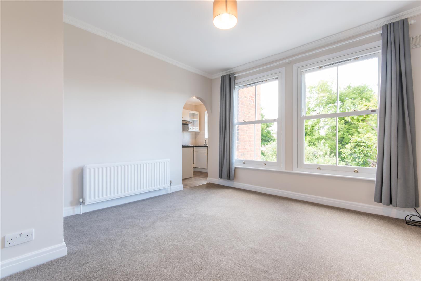 Flat Oakdale Road in Elmbridge