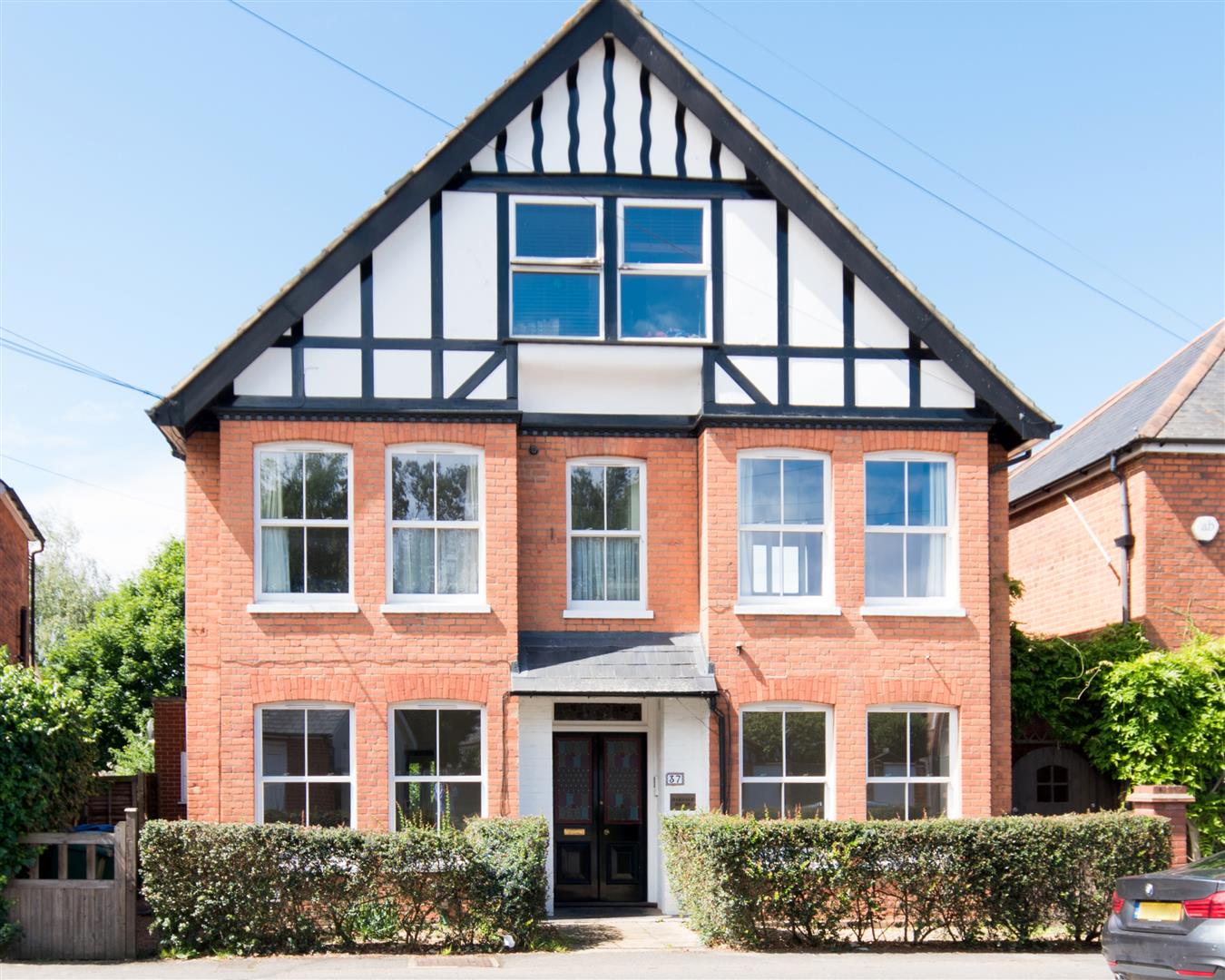 Flat Oakdale Road in Elmbridge