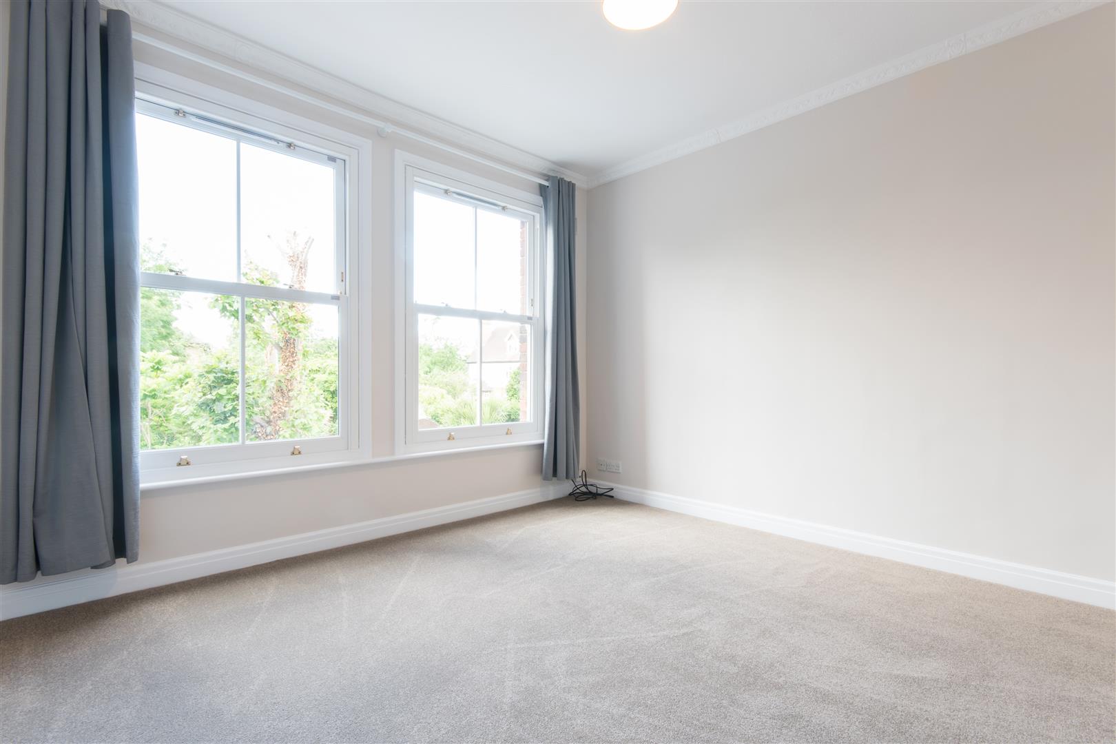Flat Oakdale Road in Elmbridge