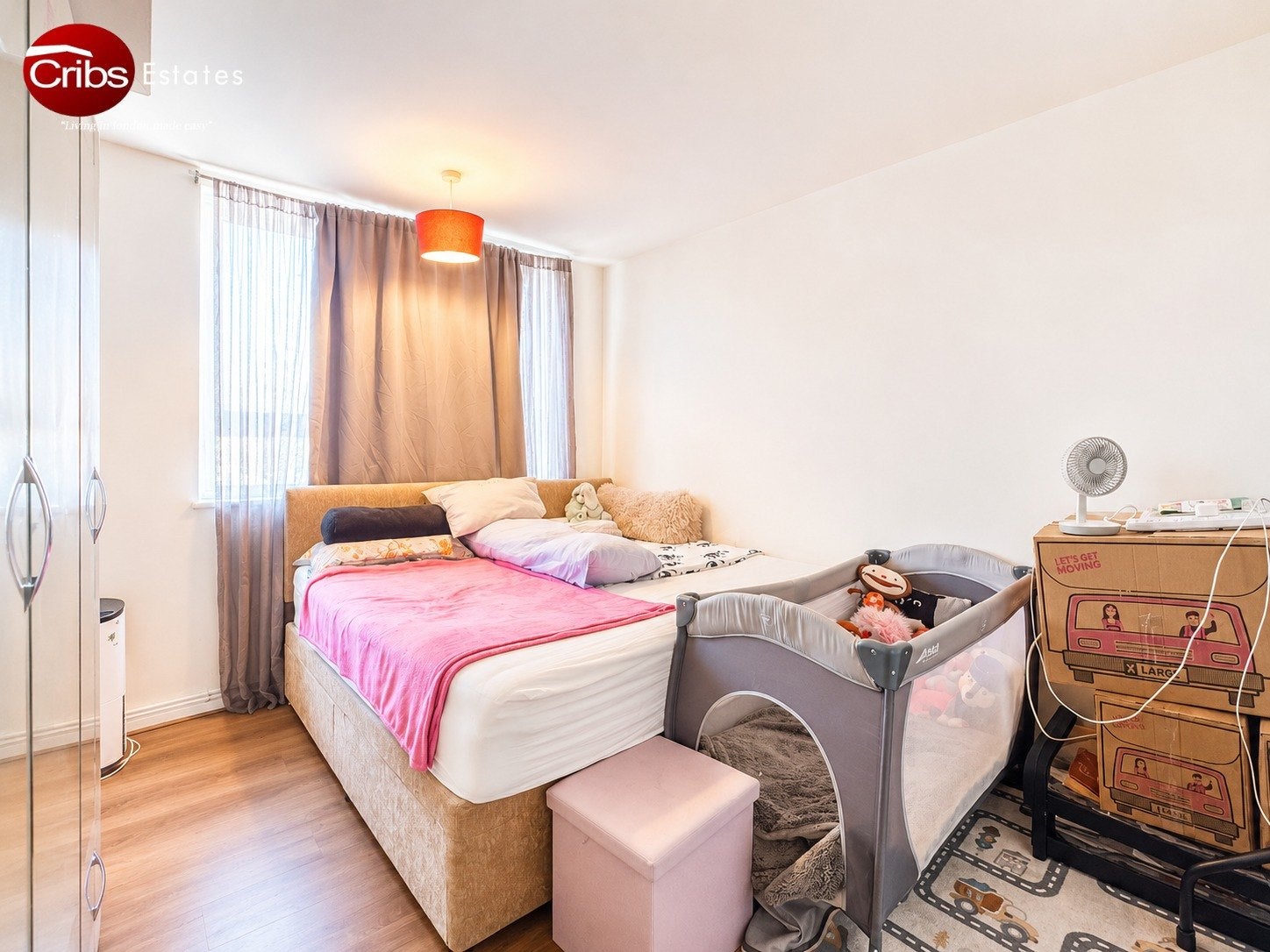 Flat Pincott Road in Greater London