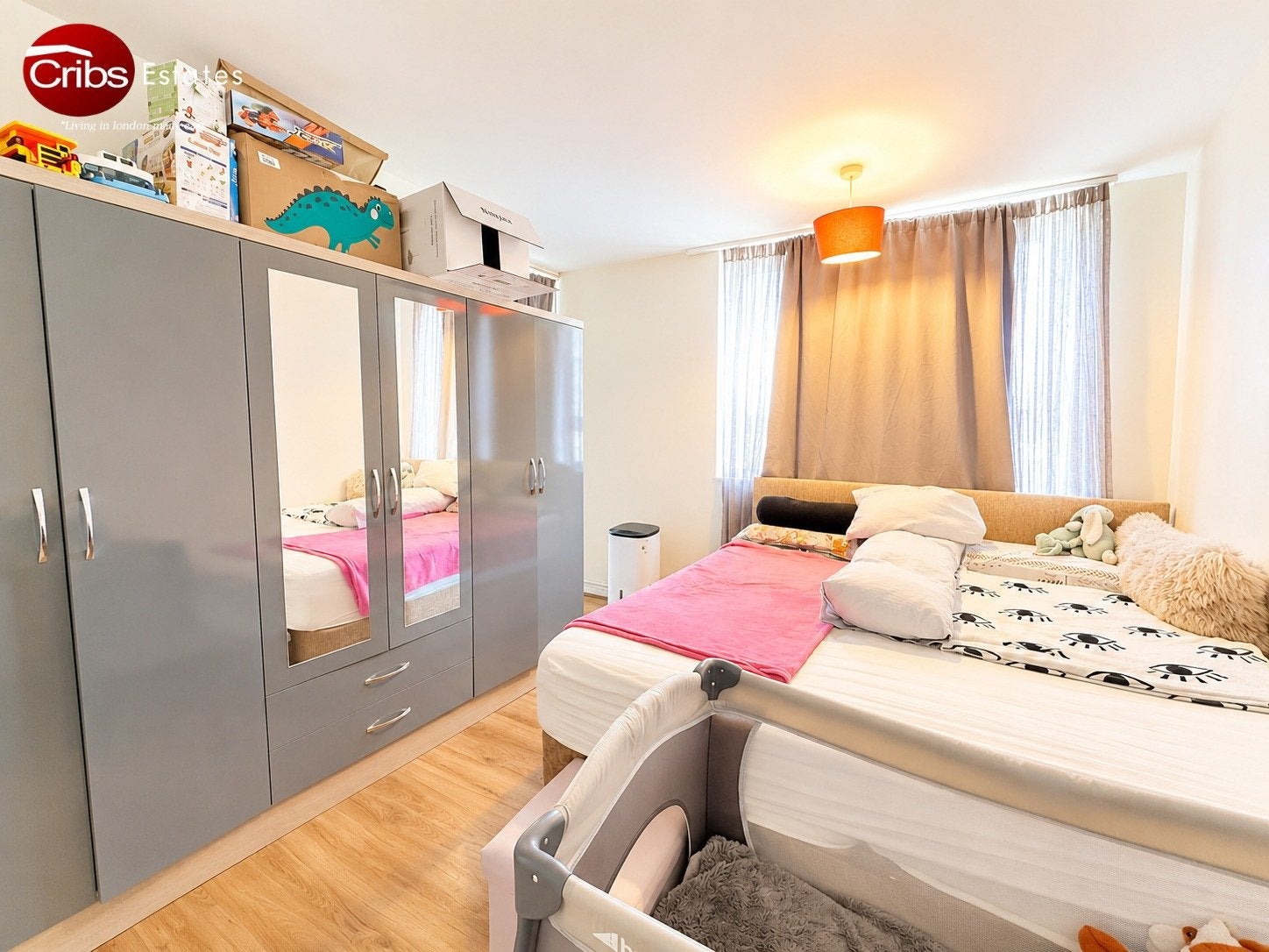 Flat Pincott Road in Greater London