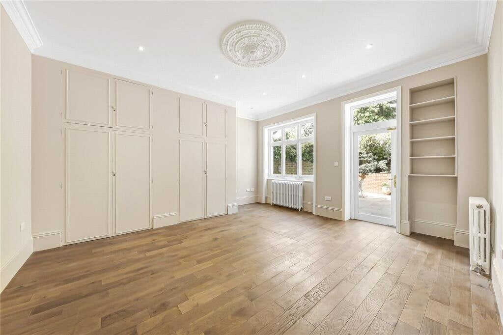 Flat Kidderpore Gardens in Greater London