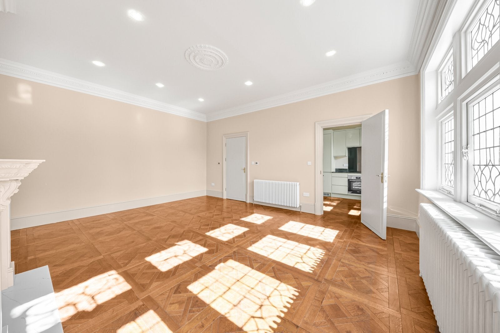Flat Kidderpore Gardens in Greater London