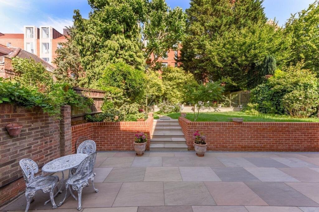 Flat Kidderpore Gardens in Greater London