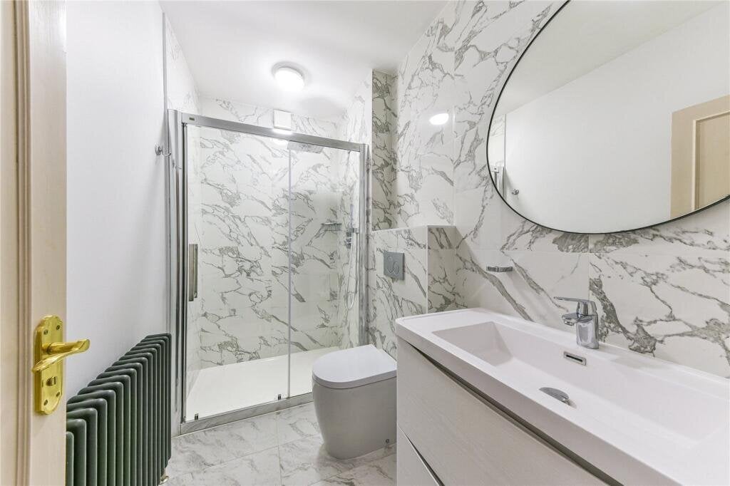 Flat Kidderpore Gardens in Greater London