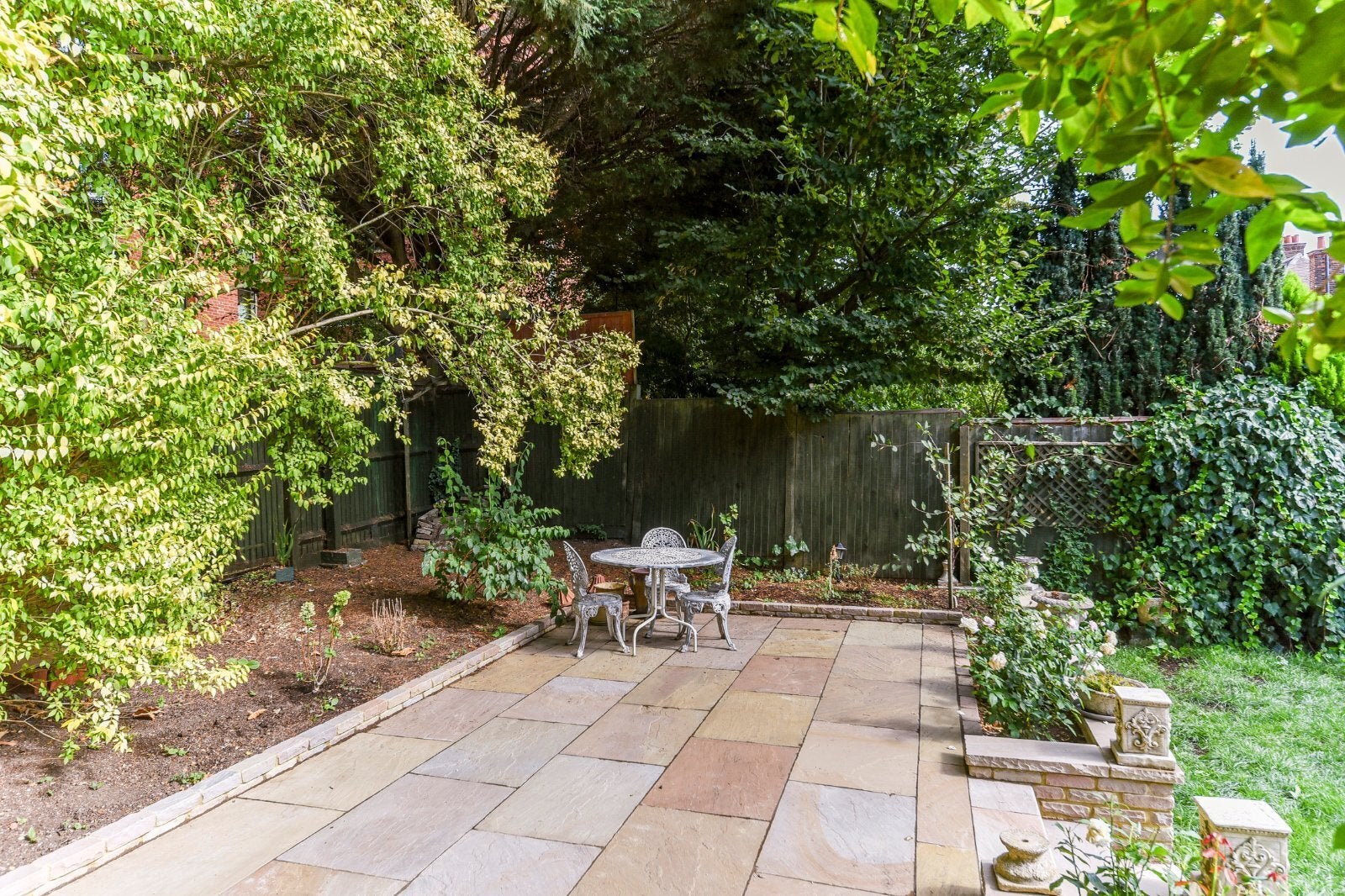 Flat Kidderpore Gardens in Greater London