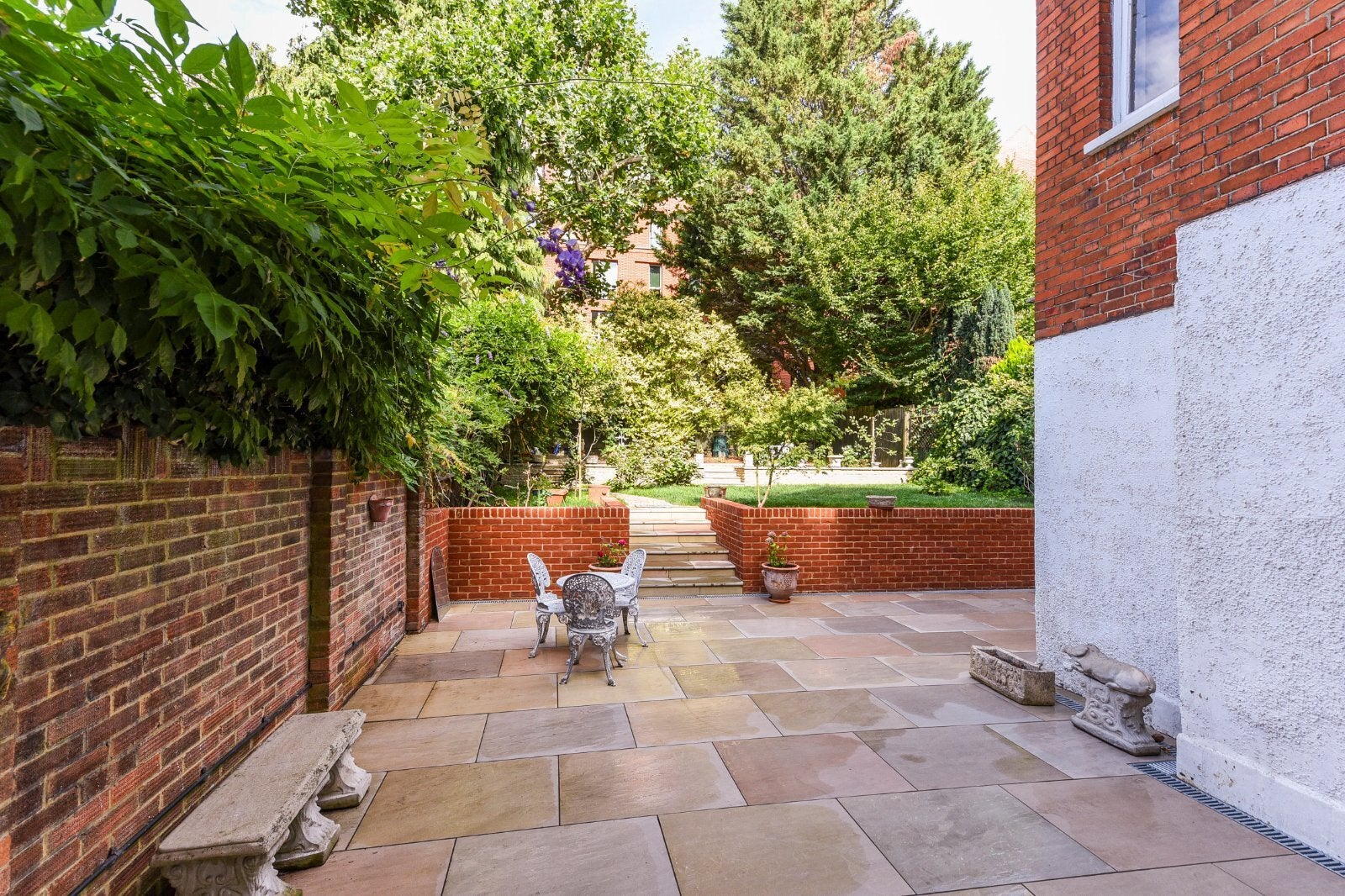 Flat Kidderpore Gardens in Greater London