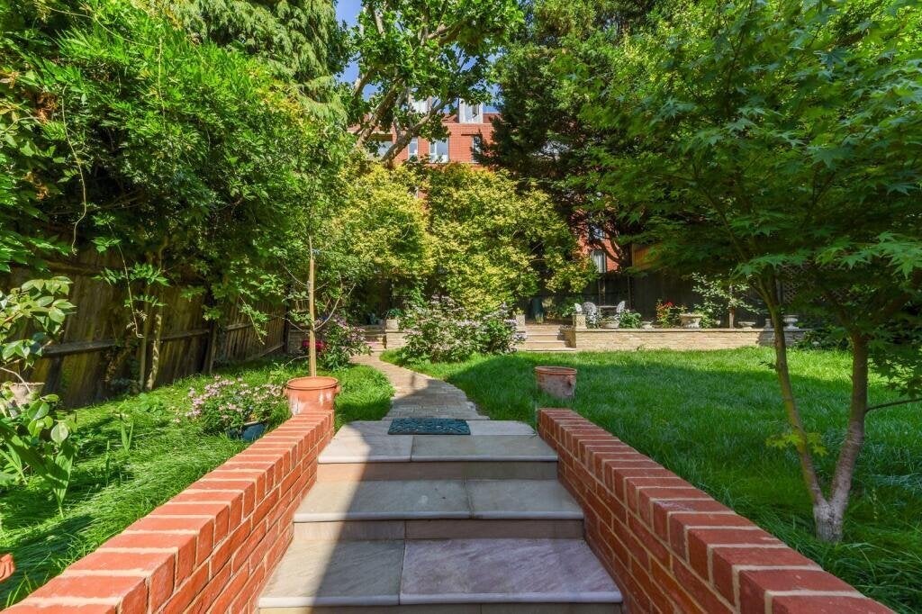 Flat Kidderpore Gardens in Greater London