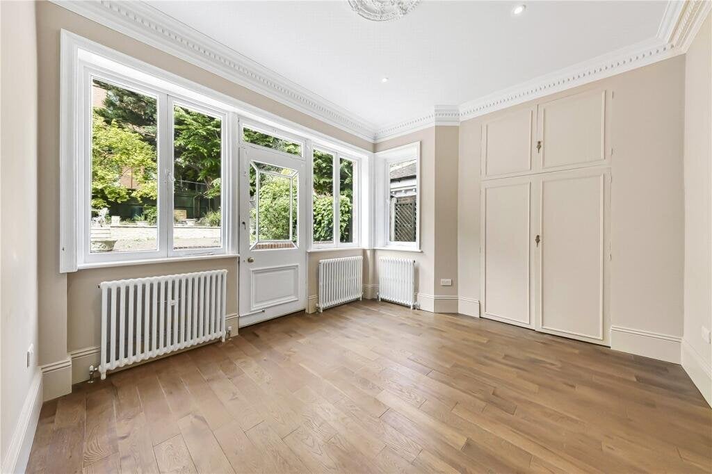 Flat Kidderpore Gardens in Greater London