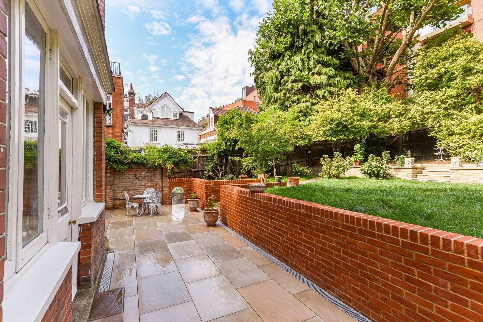 Flat Kidderpore Gardens in Greater London