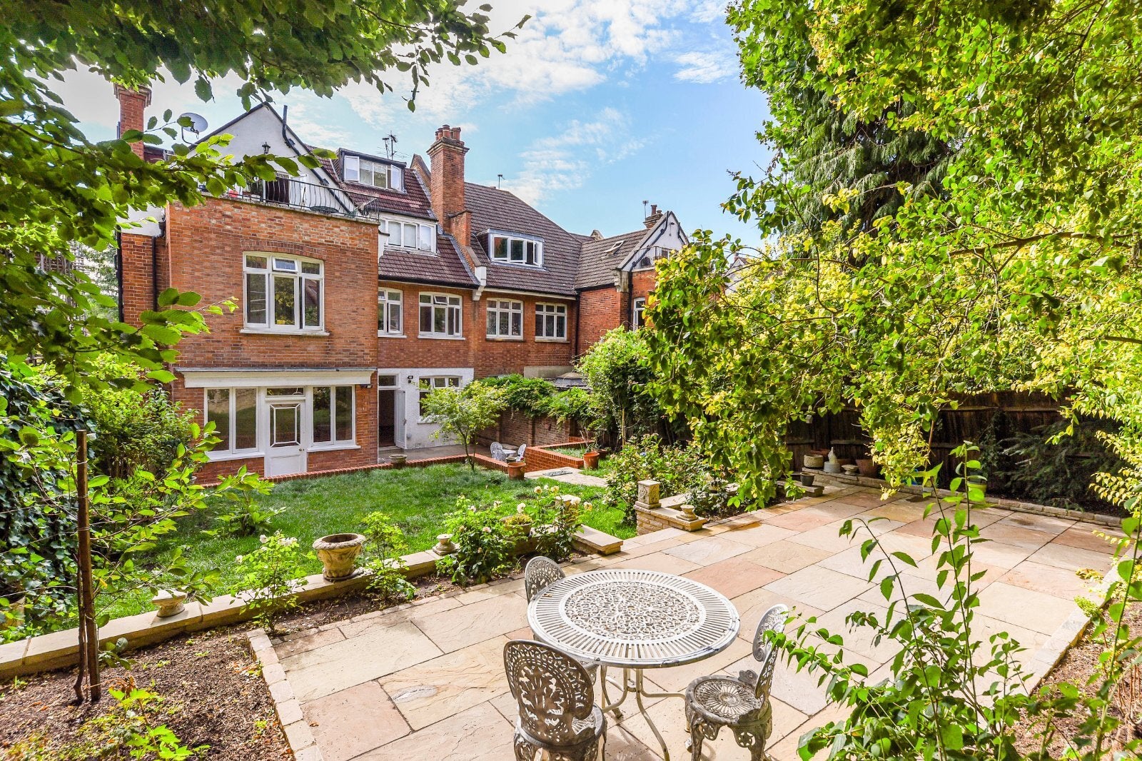 Flat Kidderpore Gardens in Greater London