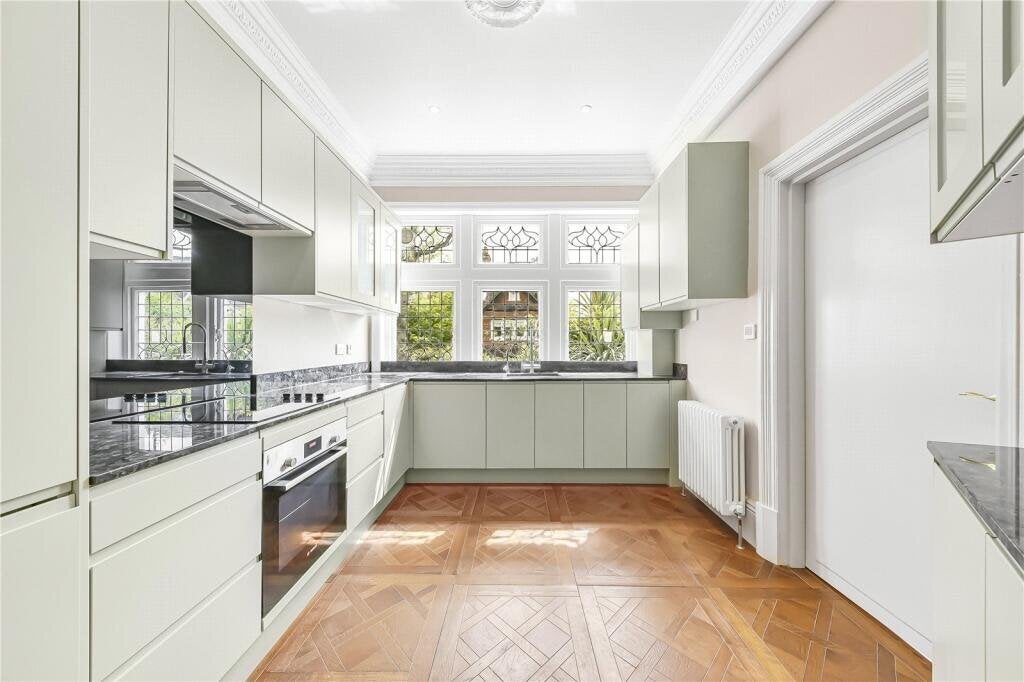 Flat Kidderpore Gardens in Greater London
