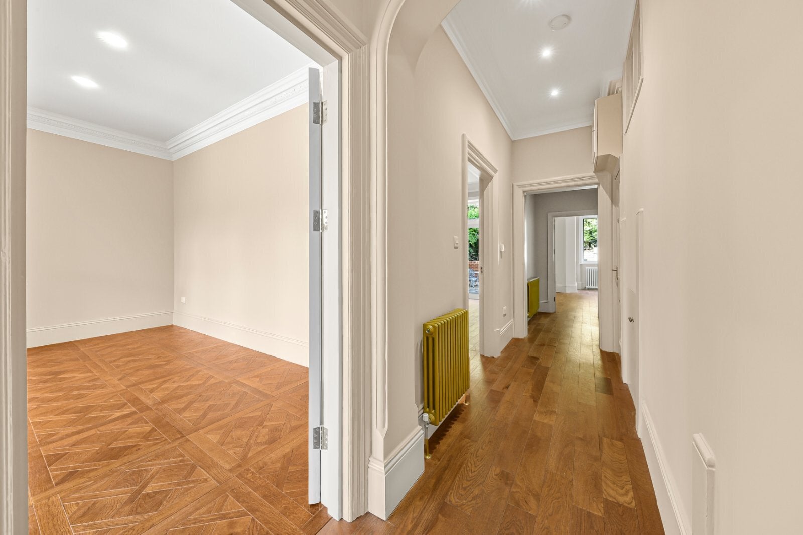 Flat Kidderpore Gardens in Greater London