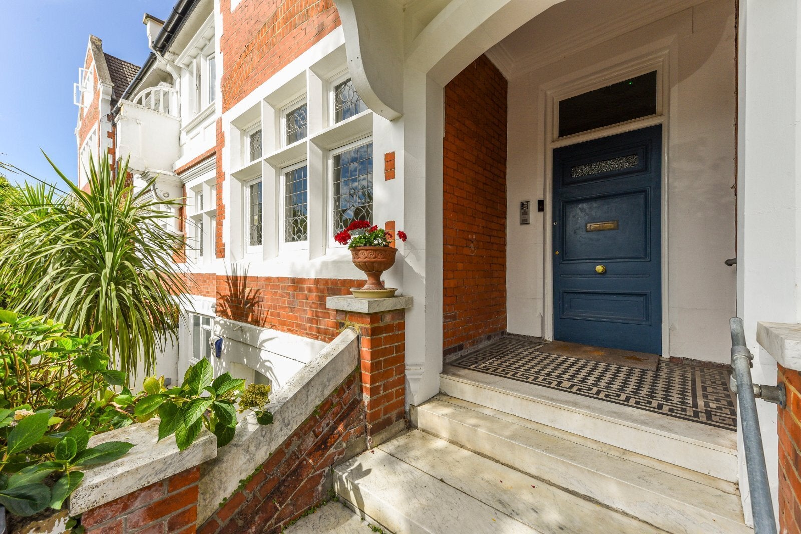 Flat Kidderpore Gardens in Greater London