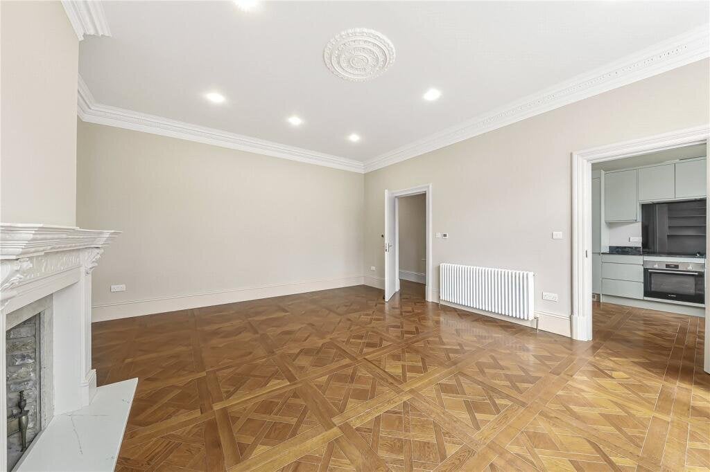 Flat Kidderpore Gardens in Greater London
