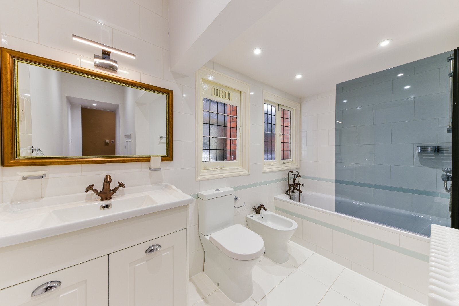 Flat Kidderpore Gardens in Greater London