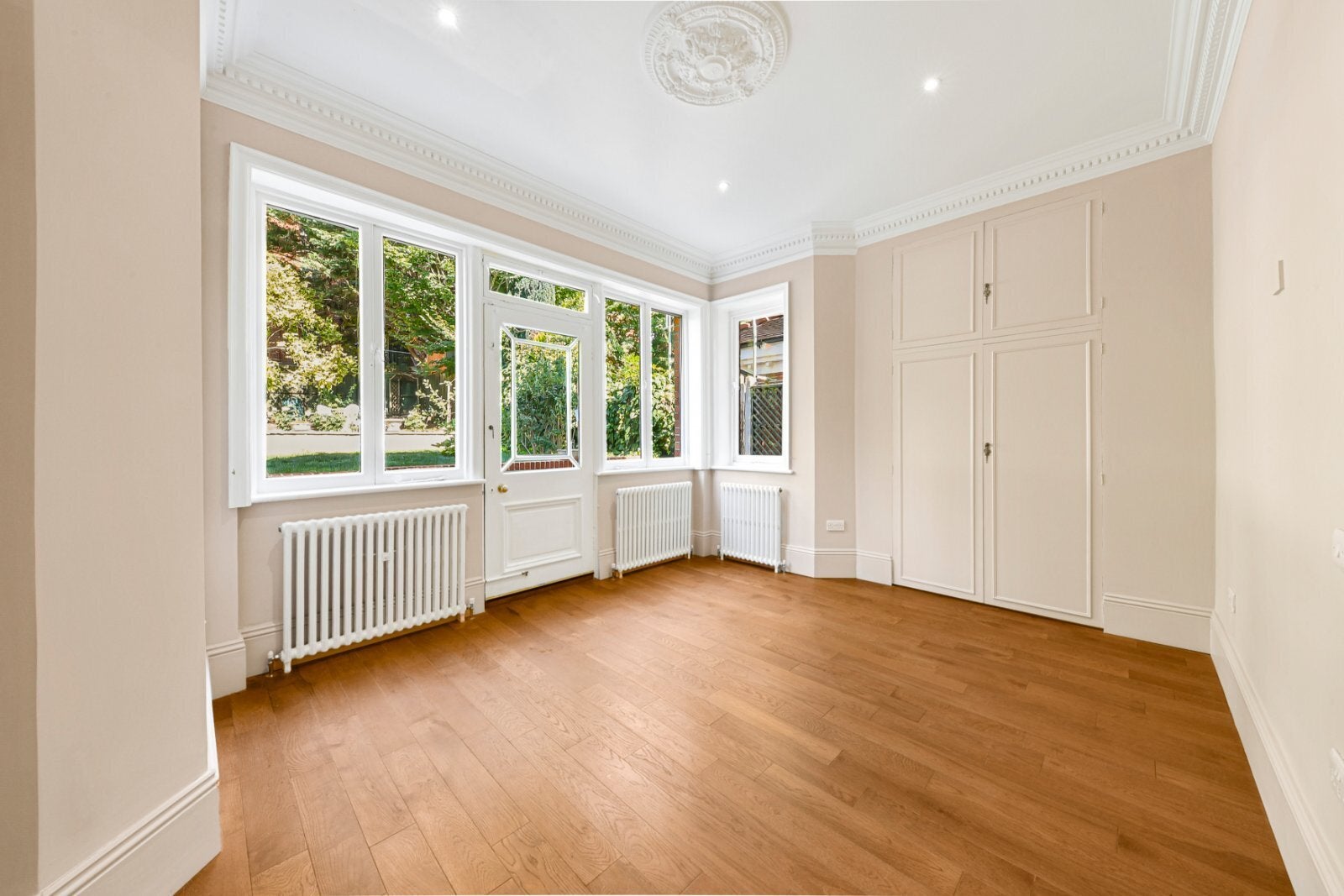 Flat Kidderpore Gardens in Greater London