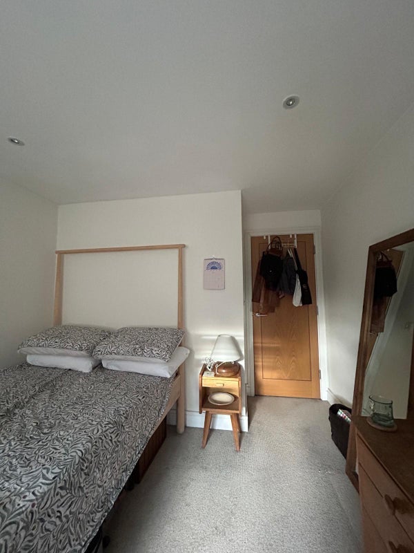 Room Dundas Road in Greater London