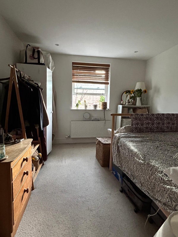 Room Dundas Road in Greater London