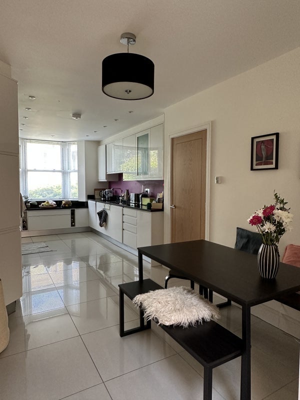 Room Dundas Road in Greater London