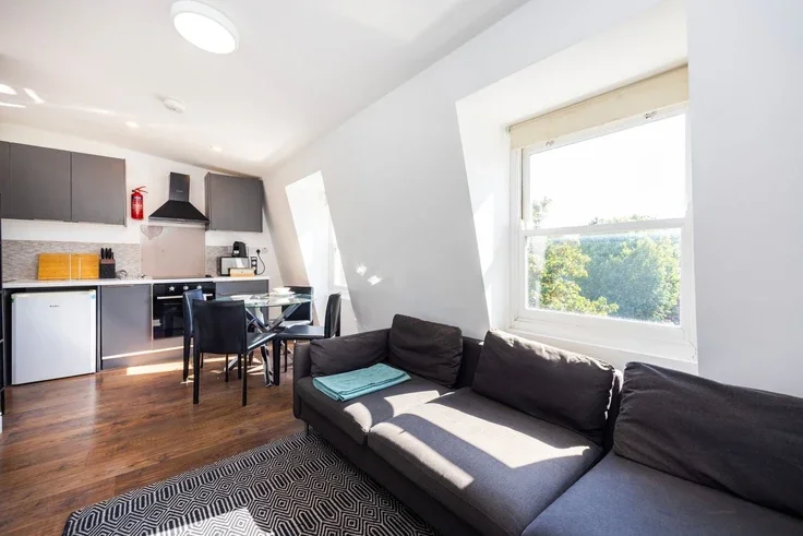 Flat Warwick Road in Greater London