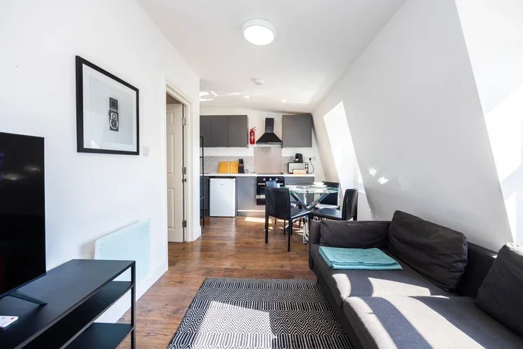 Flat Warwick Road in Greater London