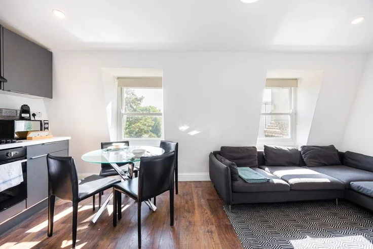 Flat Warwick Road in Greater London
