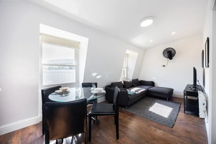 Flat Warwick Road in Greater London