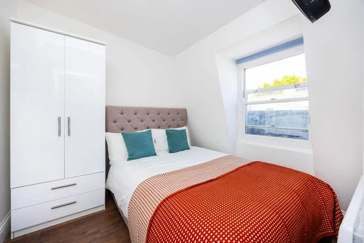 Flat Warwick Road in Greater London