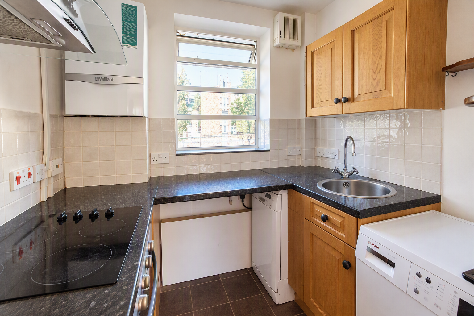 Flat Spring Grove Road in Greater London