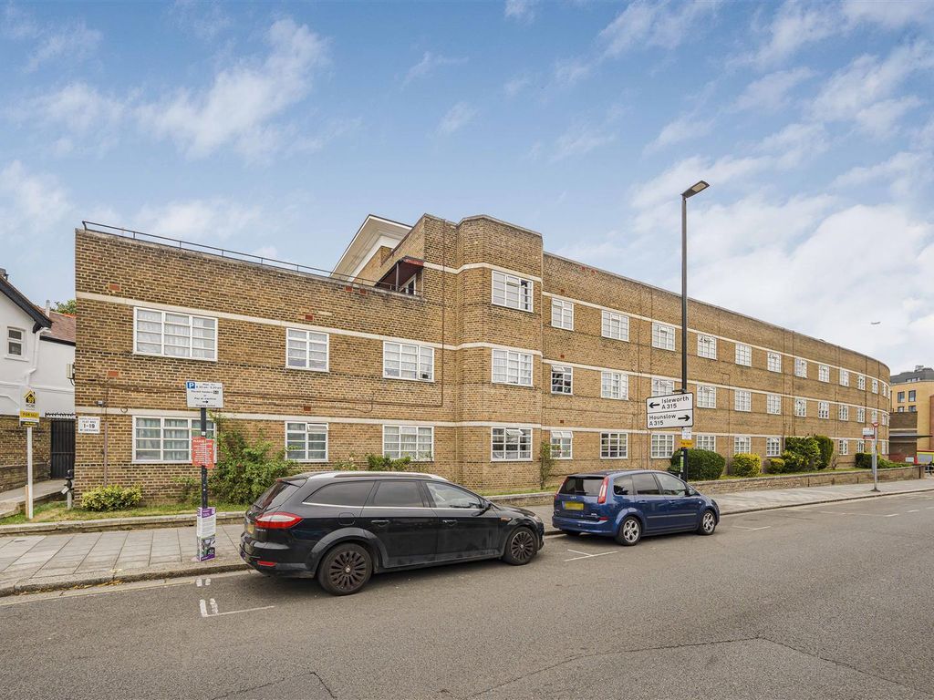 Flat Spring Grove Road in Greater London
