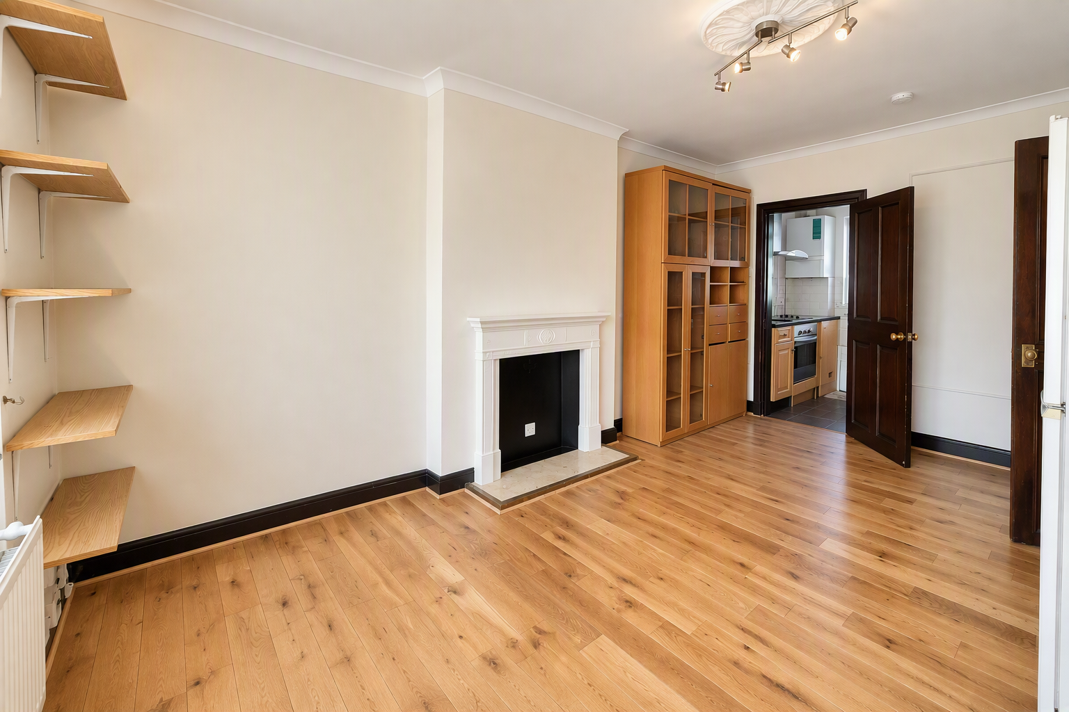 Flat Spring Grove Road in Greater London
