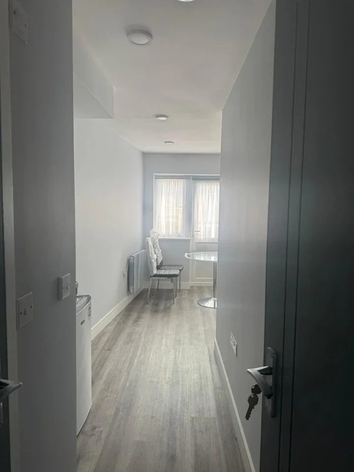Flat Pinkwell Lane in Greater London
