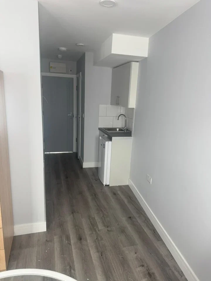 Flat Pinkwell Lane in Greater London