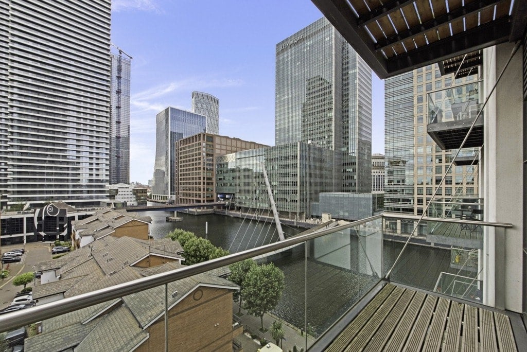 Flat South Quay Walk in Greater London