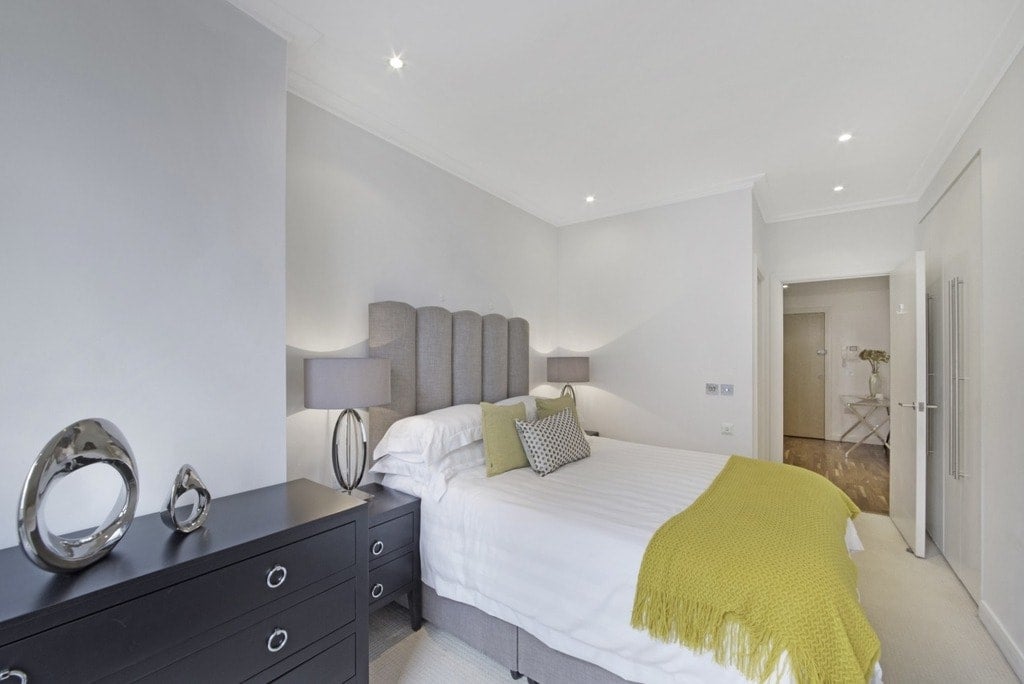 Flat South Quay Walk in Greater London
