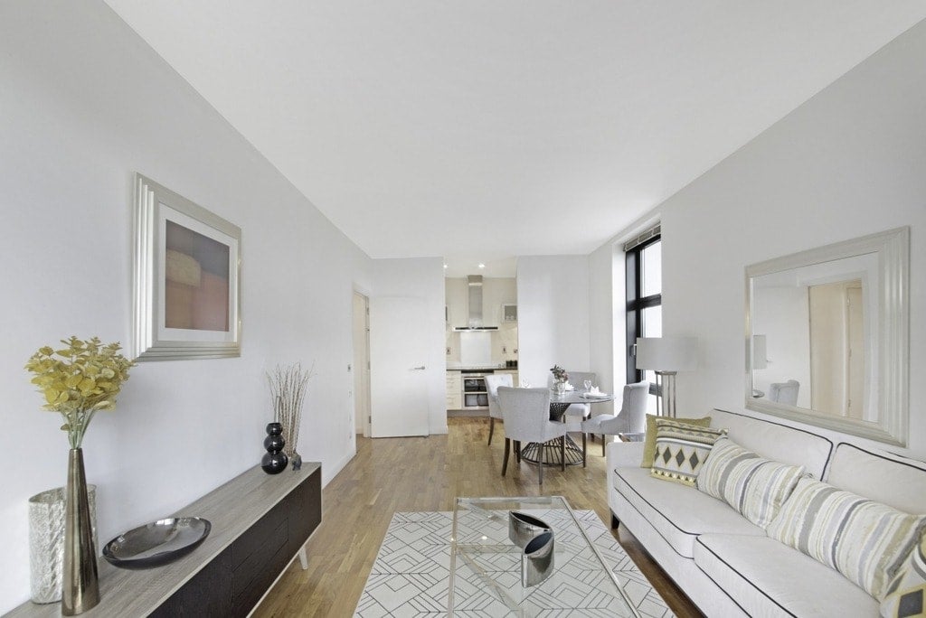 Flat South Quay Walk in Greater London