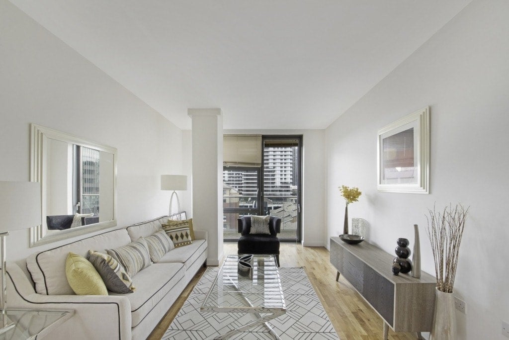 Flat South Quay Walk in Greater London