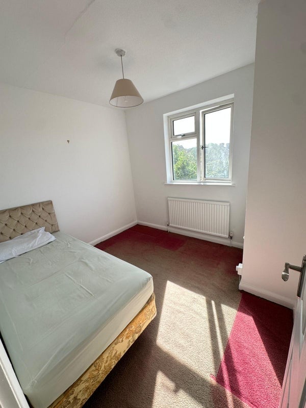 Room Lebanon Avenue in Greater London