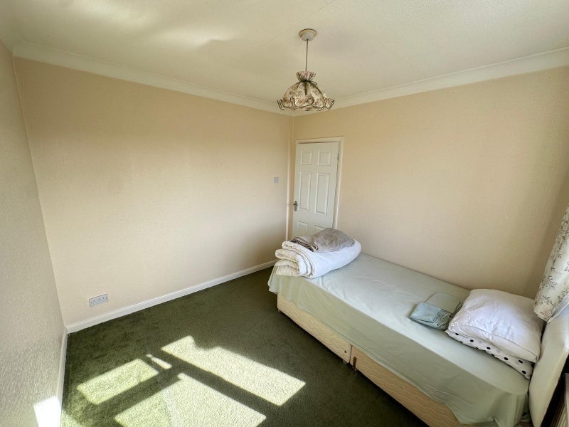Room Lebanon Avenue in Greater London