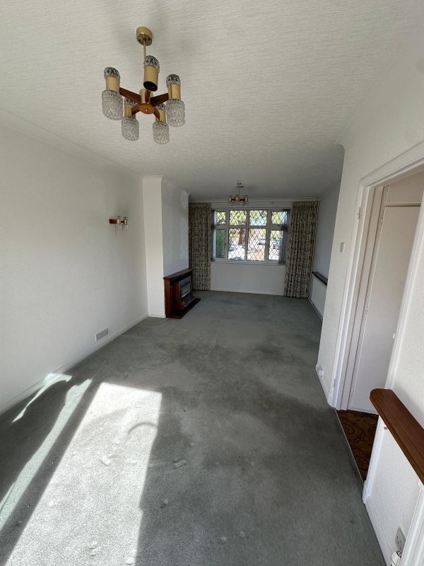 Room Lebanon Avenue in Greater London