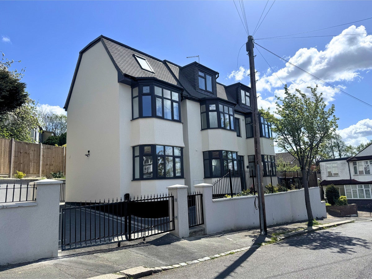 House Kingslyn Crescent in Greater London
