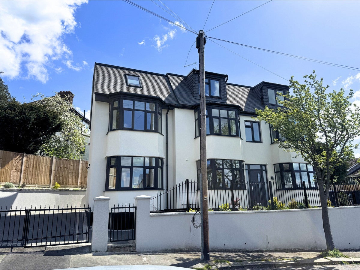 House Kingslyn Crescent in Greater London