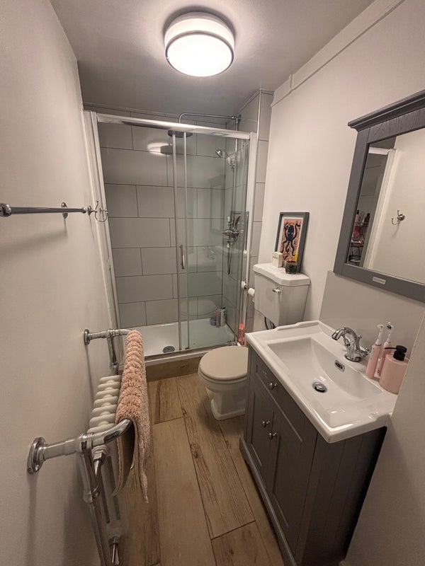 Room Deronda Road in Greater London